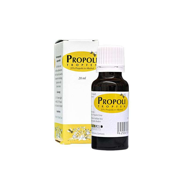 Eine braune Glasflasche mit Tropfverschluss, abgepackt in einem gelben und weißen Karton, enthält Propolis-Tropfen.