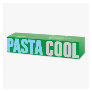 Grüne Verpackung mit dem Aufdruck "PASTA COOL" in großen, hellen Buchstaben auf der Vorderseite.