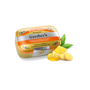 Dose mit Grether’s pastillen in Zitrone-Ingwer Geschmacksrichtung, mit frischen Ingwer- und Zitronenscheiben daneben.