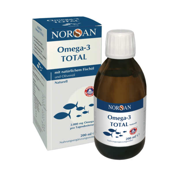 Naturölflasche mit Omega-3 TOTAL, ergänzt durch eine Verpackung mit blauer und weißer Gestaltung und Fischsymbolen.