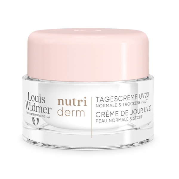 Helle Tagescreme in einem transparenten Glasbehälter mit rosafarbenem Deckel, beschriftet mit "Louis Widmer nutri derm".