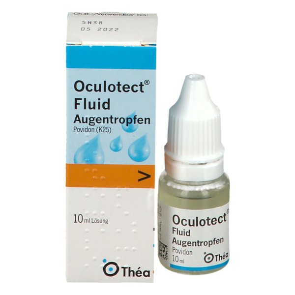 Flasche mit Oculotect Fluid Augentropfen, Povidon K25, in einer Verpackung mit Wassertröpfchen-Design.