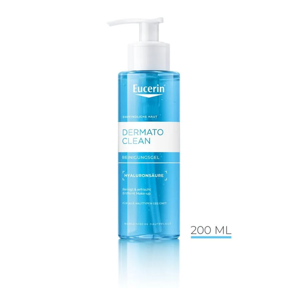 Transparente Pumpflasche mit blauer Flüssigkeit, Eucerin Dermato Clean Reinigungs- gel mit Hyaluronsäure.