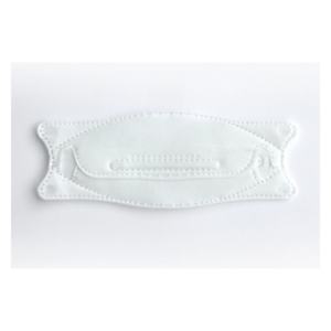 Weißer, gefalteter Atemschutz mit seitlichen Halterungen und einer Mittelnaht für besseren Sitz.