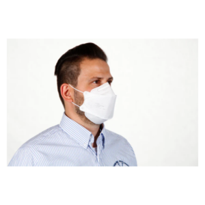 Ein Mann trägt eine weiße Schutzmaske und ein gestreiftes Hemd, mit einem neutralen Hintergrund.