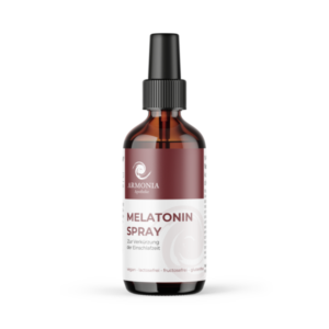Braune Flasche mit Sprühkopf, beschriftet als Melatonin Spray zur Verkürzung der Einschlafzeit, vegan und glutenfrei.