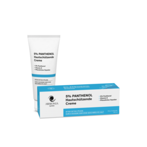 Packung und Tube einer Hautschutzcreme mit 5% Panthenol, Vitamin E und pflanzlichem Squalan, für die Nachsorge von Tattoos.