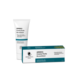Zwei Röhrchen einer Arnika Creme Forte, eine Tube und eine Verpackung, bio-zertifiziert, mit lindernden Eigenschaften für Muskel- und Gelenkbeschwerden.
