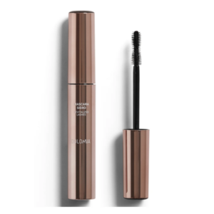 Rosa-farbene Mascara mit auffällig geformtem Bürstchen, verpackt in einem glänzenden, eleganten Tube.