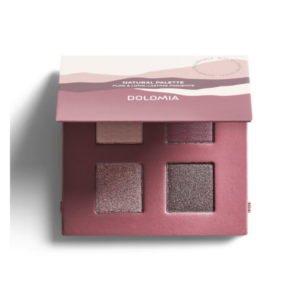 Lidschattenpalette mit vier Quadern in verschiedenen Farbtönen, geöffnet und auf einem weißen Untergrund.