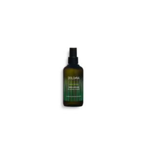 Grüne Sprühspülung in einer transparenten Flasche mit schwarzem Sprühkopf von DOLOMIA, für Haarpflege.