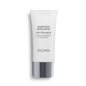 Eine weiße Tube mit silbernem Verschluss, beschriftet mit "Dolomia Fondotinta Difesa SPF50 Anti-Photoaging".