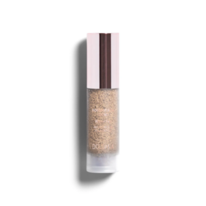 Flasche mit Foundation, goldener Inhalt, transparente Verpackung, eleganter, glatter Verschluss in Roségold.