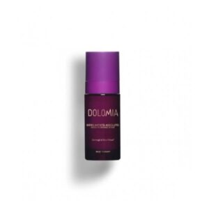 Flasche mit anti-aging Serum von Dolomia, lila Verpackung, klare Schrift auf dem Etikett.