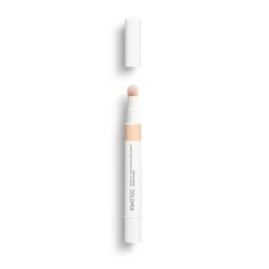 Ein heller Concealer-Stift mit pinkem Applikator und weißem Gehäuse, unverschlossen.