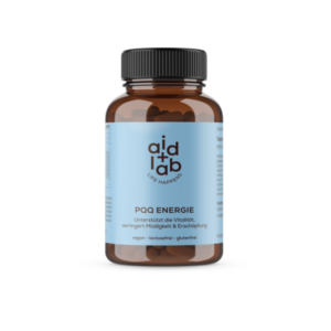 Braune Nahrungsergänzungsmittel-Flasche mit blauer Etikette, die PQQ Energie bewirbt, vegan und glutenfrei.
