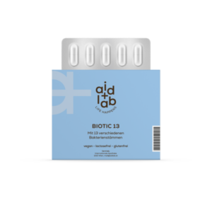 Verpackung von BIOTIC 13 mit 13 Bakterienstämmen, vegan und glutenfrei, auf blauem Hintergrund.