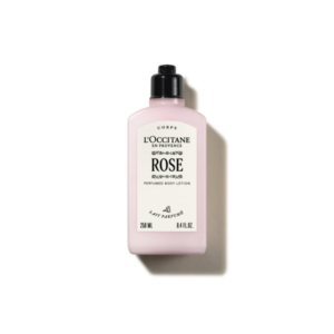 Flasche mit rosa Körperlotion von L'Occitane, mit schwarzem Deckel und französischer Beschriftung 'ROSE'.