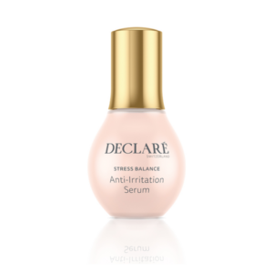 Flasche mit Anti-Irritationsserum von DECLARÉ, goldener Verschluss, rosa transparente Verpackung.