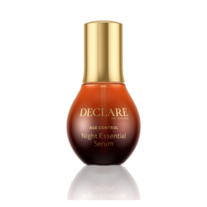 Braune Flasche mit goldenem Deckel und Aufschrift "DECLARE Age Control Night Essential Serum" auf glattem Untergrund.