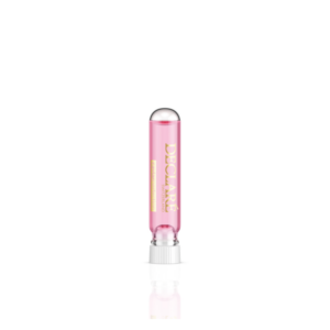 Transparente Flasche mit pinkem Inhalt und silberner Kappe, beschriftet mit "DECLARÉ" und "caviar perfection".