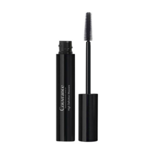 Schwarze Mascara mit einem langen, feinen Bürstchen in einer eleganten Verpackung.