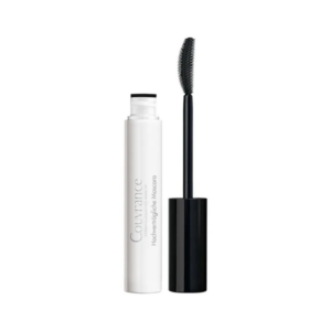 Eine Packung Mascara mit weißem Körper und schwarzem Deckel, daneben eine Bürste mit feinen Borsten.