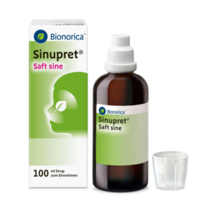 Braune Flasche mit Sinupret-Sirup von Bionorica und einer Messbecher auf der Verpackung.