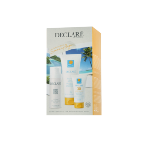 Verpackung mit Sonnenpflegeprodukten von DECLARE, darunter Mousse, Körperlotion und Sonnencreme.