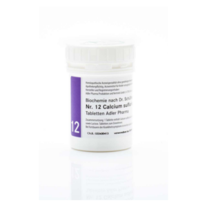 Weißes Pillenfläschchen mit lila Etikett, das Calcium sulfuricum Tabletten von Adler Pharma beschreibt.
