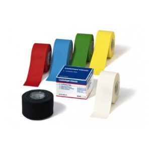 Verschiedene Rollen von Leukotape in den Farben Rot, Blau, Grün, Gelb und Weiß, daneben eine Verpackung mit Produktinformationen.